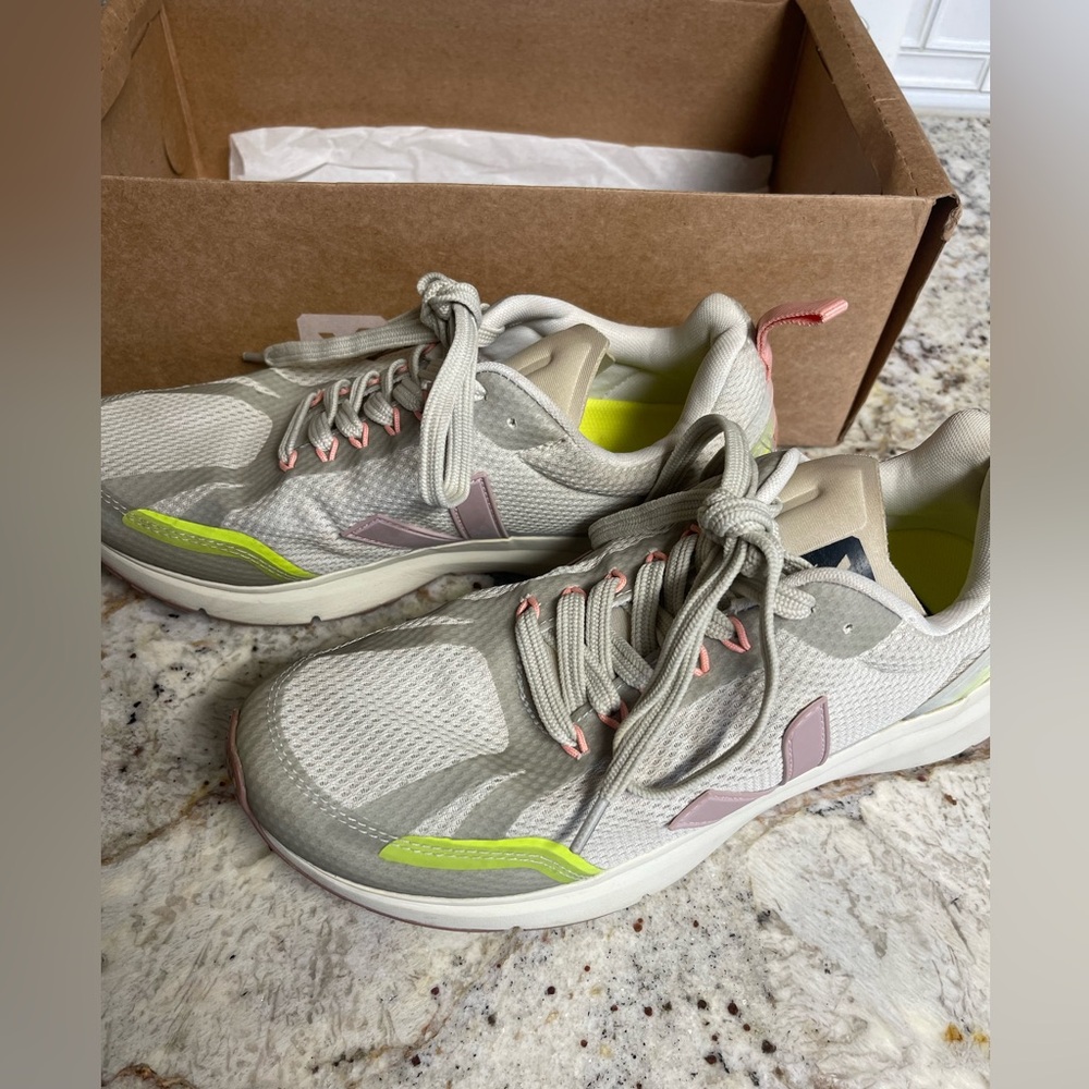 Veja Size 9 Women’s Running Shoe